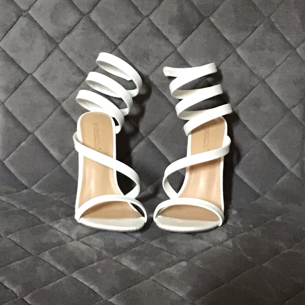 Chic White Snake Print Heeled Sandals
